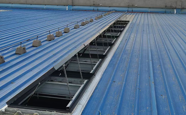 某城市大型商业综合体中庭宁县排烟窗工程